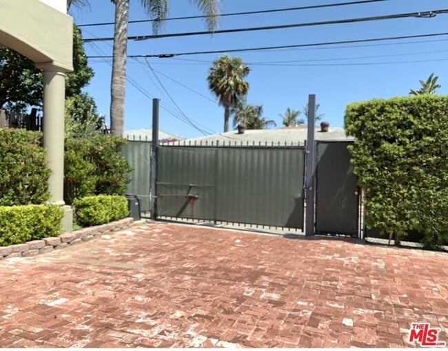 Building Photo - 252 Hampton Dr