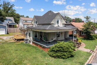 Building Photo - "Charming 1-Bedroom Retreat with Gleaming ...