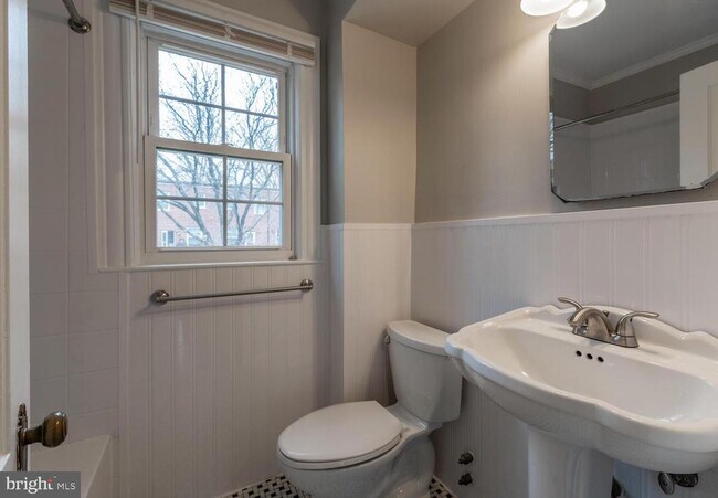 Building Photo - 1401 S Barton St