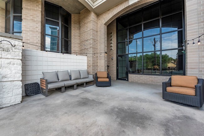 Building Photo - 1005 S Shepherd Dr