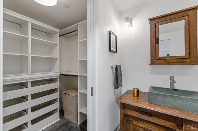 Building Photo - 15 Heuters Ln