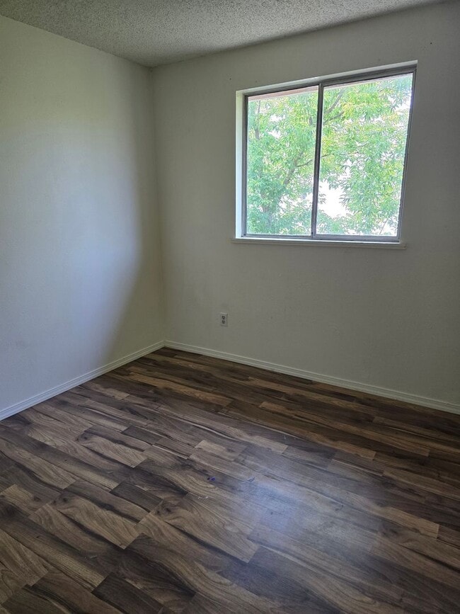 Building Photo - 3 bedroom 1 bath duplex