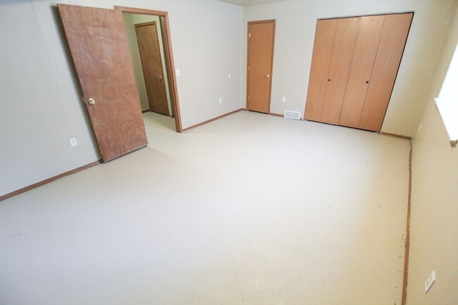 Building Photo - 407 E 8th Ave