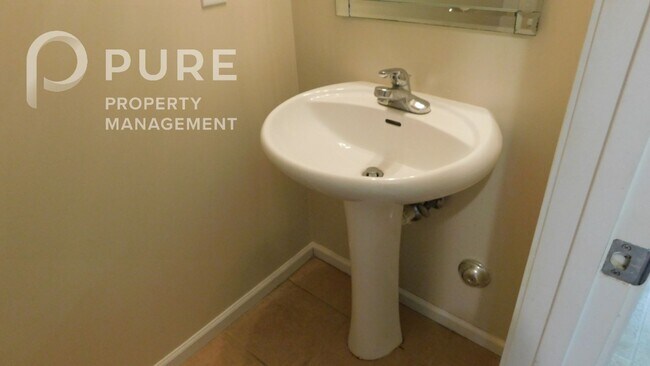 Building Photo - 206 Park Village Cir