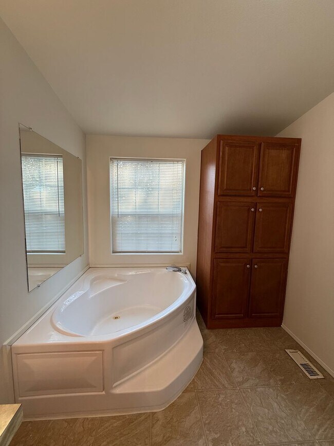 Building Photo - SPIRIT LAKE HOME (P#440)