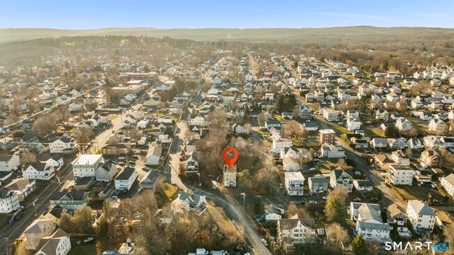 Building Photo - 1380 Bank St