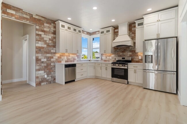 Building Photo - 4320 SW 2nd Ave