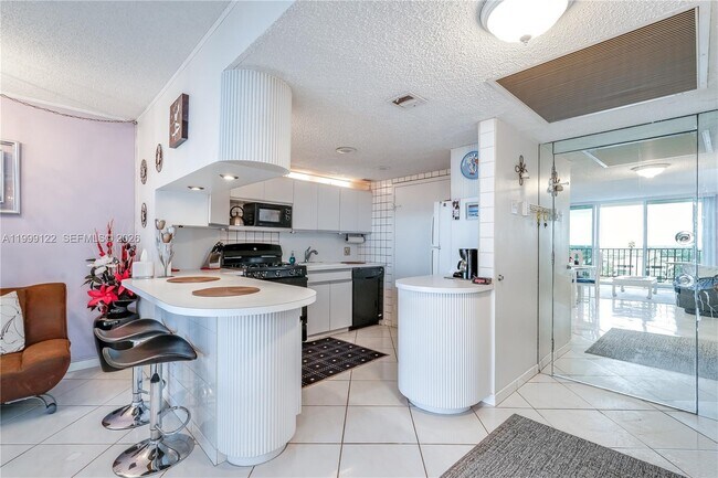 Building Photo - 2030 S Ocean Dr