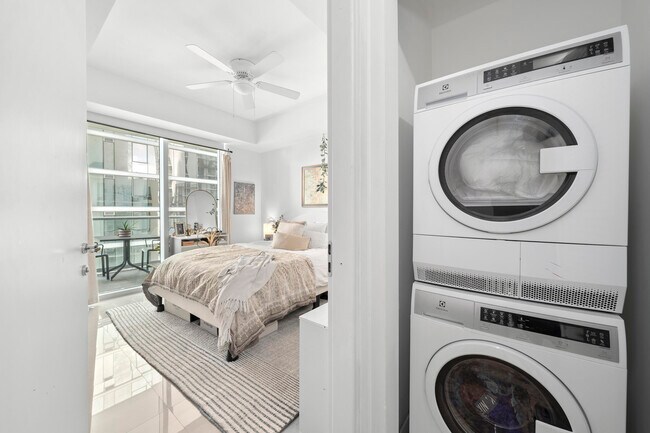 Building Photo - 300 S Biscayne Blvd