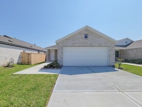 Building Photo - This single-story home shares an open layout between the kitchen, nook and family room for easy e...