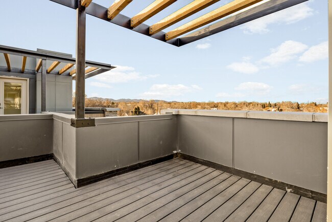 Building Photo - 1390 Pierce St