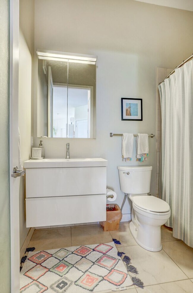 Building Photo - 2 bedroom 2 bath Penthouse apartment in Wa...