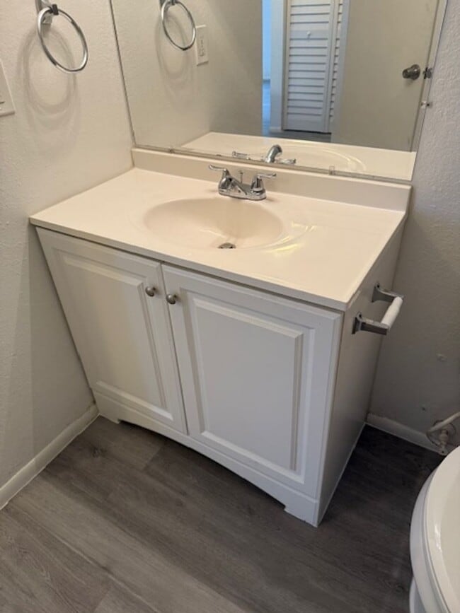 Building Photo - Large Two bedroom Condo
