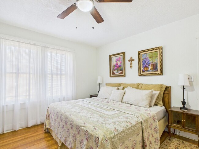 Building Photo - Quiet home in the central part of town