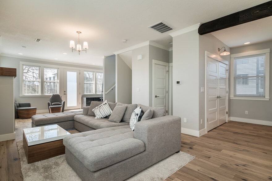 living room - 1605 SE Yukon St