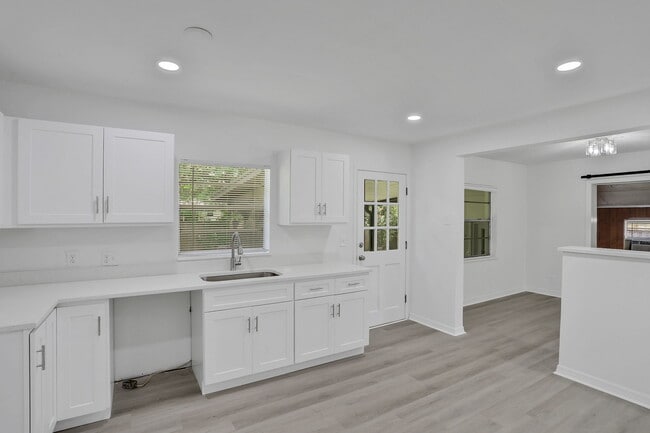 Building Photo - 3923 Tyndale Dr