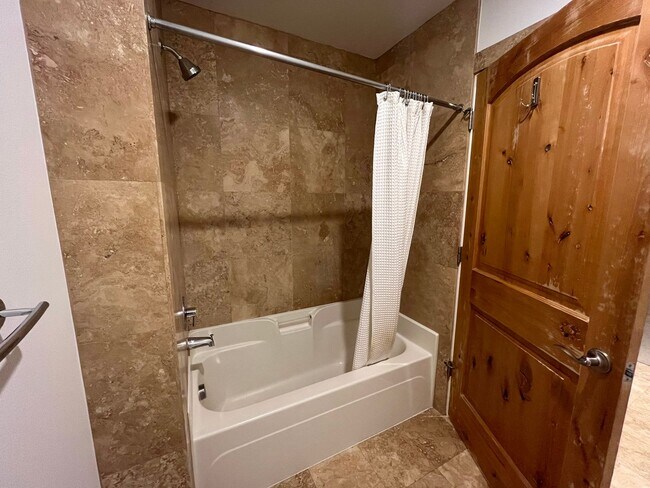 Building Photo - 2 Bed + 2 Bath Condo in the Belmont District Portland ~ Secured Garage Parking, Washer & Dryer in...