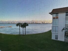 Building Photo - 2936 Lake Shore Dr