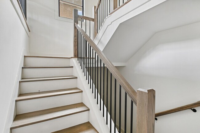 Building Photo - 634 Bonaventure Ave NE
