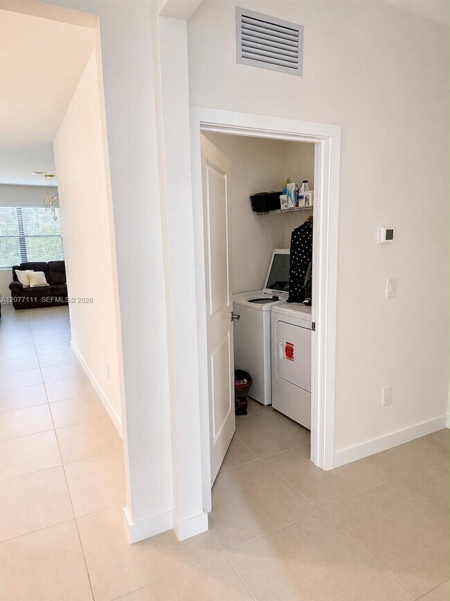 Building Photo - 8740 SW Kanner Oaks Dr