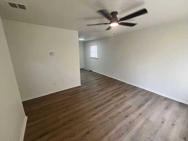 Building Photo - 4BR/1Ba house-Ready to make your new home!