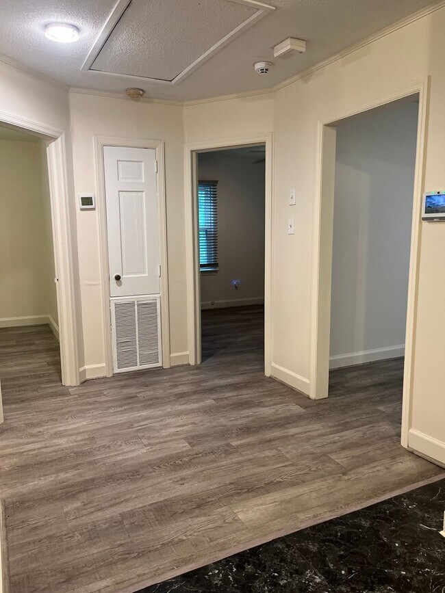 Building Photo - Beautiful Ranch Home In Central Raleigh, A...