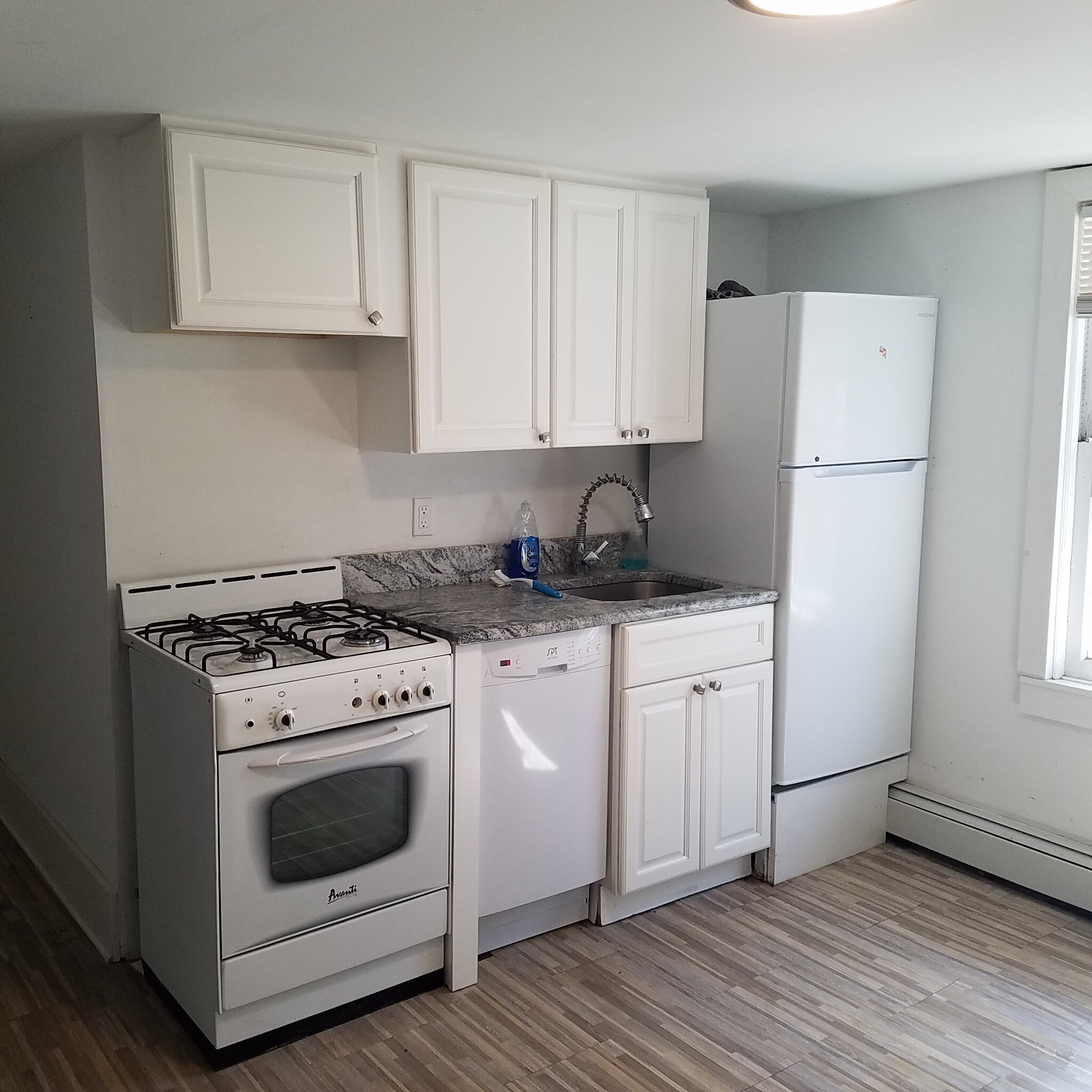 NEWer kitch with Italian gas UNFURNISHED rnage Granite top - 4907 Atlantic Ave