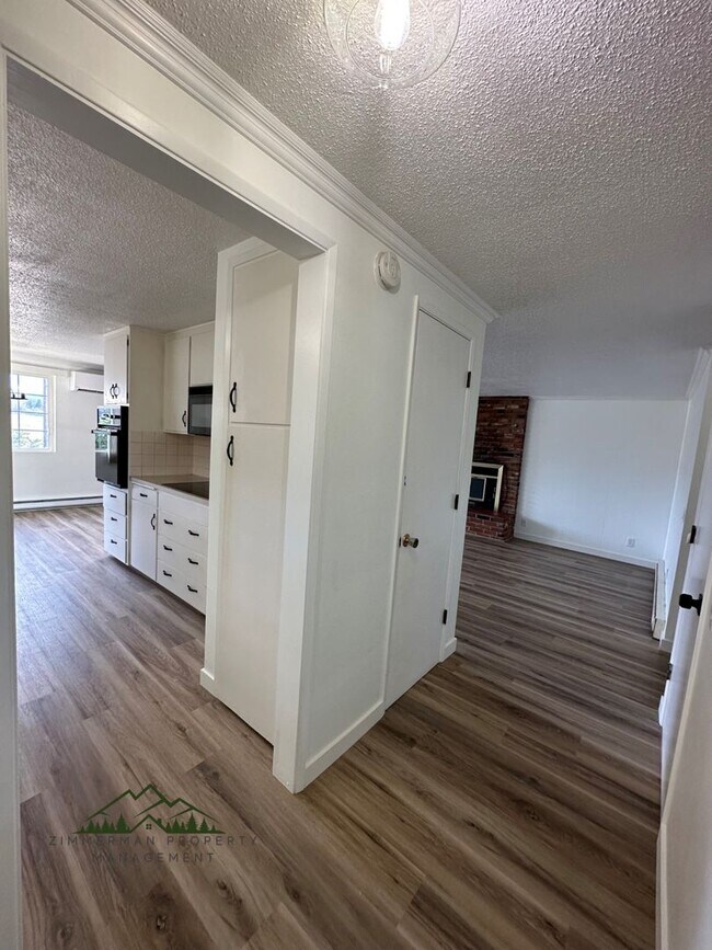 Building Photo - 32513-32515 Coburg Bottom Loop Rd