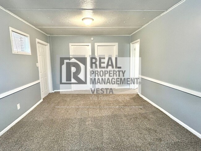 Building Photo - 2403 Groveland Cir N