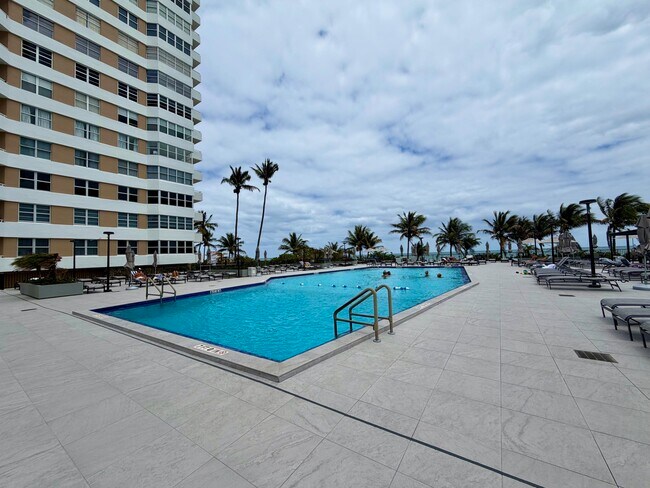 Building Photo - 1985 S Ocean Dr