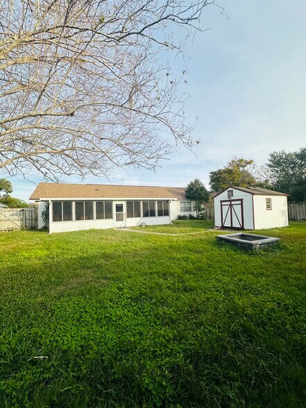 Building Photo - 648 Pyramid Ave