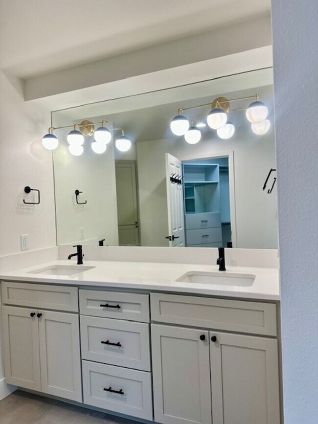 Building Photo - Riverfront Gated 2 Bedroom Luxury Condo!!