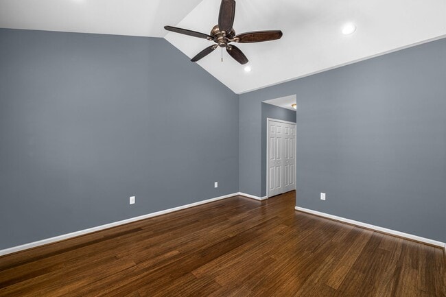 Building Photo - 3 Bedroom, 2 1/2 Bathroom End Unit Townhome in Greensboro