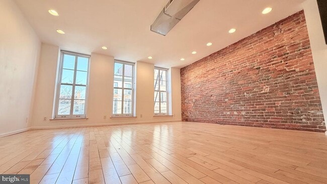 Building Photo - 136 N 3rd St