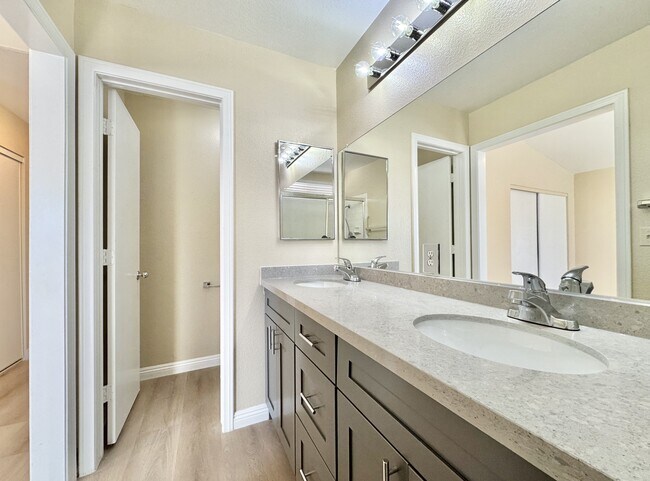 Building Photo - 1009 Torington Dr