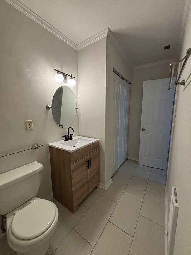 Building Photo - 3 Bedroom/1.5 Bath Charming House Large Fenced Yard