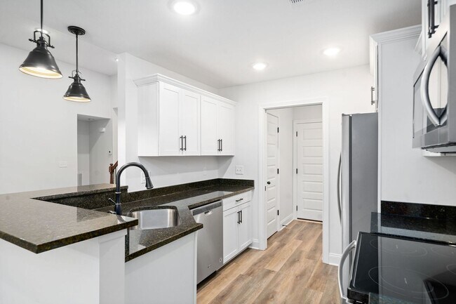 Building Photo - Pet Friendly Three Bedroom with Bonus!