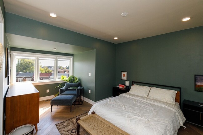 Building Photo - Newer Three Bed-Three Bath Townhouse Condo...