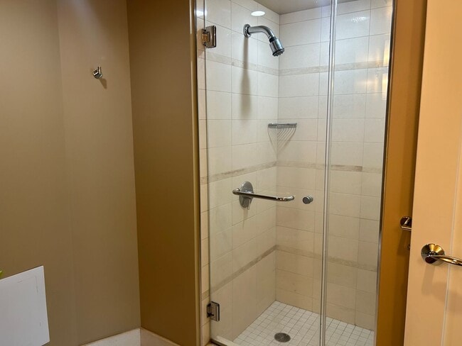 Building Photo - Spacious 2-bedroom, 2-bath with a View in Kakaako!