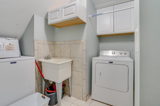 Building Photo - 7913 Central Park Cir