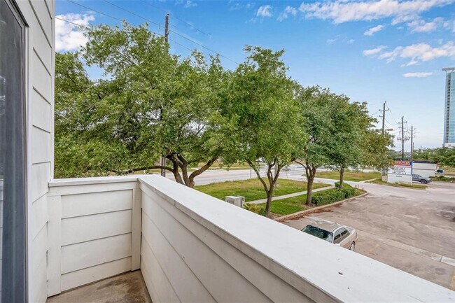Building Photo - 2301 Camden Dr