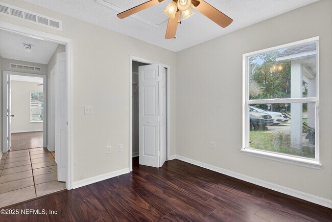 Building Photo - 2042 Wiley Oaks Ln