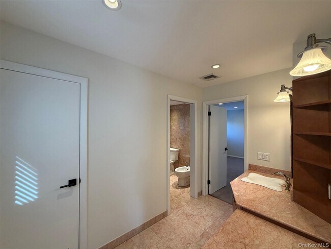 Building Photo - 5 Glen Hill Ct