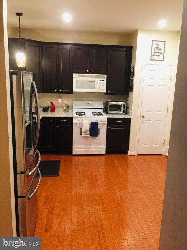 Building Photo - Absolutely Stunning townhome in the heart of Bristow. 3 bedroom, 2 full bathrooms and 2 half baths.