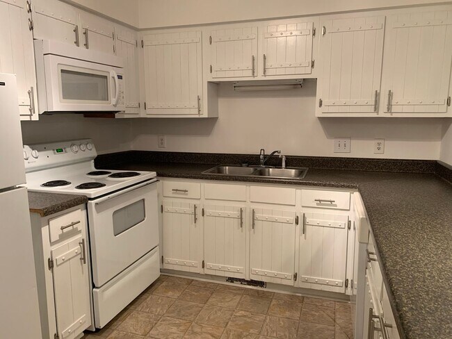Building Photo - 2 BEDROOM TOWNHOME NEAR CRABTREE-DECK-SHAD...