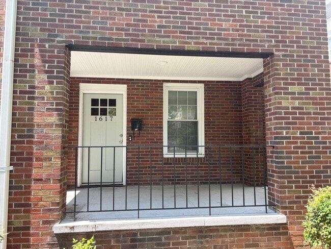 Building Photo - 1617 Hollywood Dr