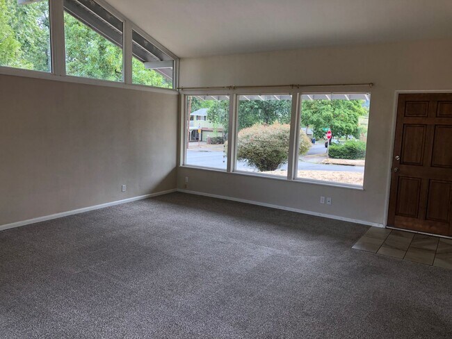 Building Photo - Updated 3 bedroom 1 1/2 bath home in a gre...