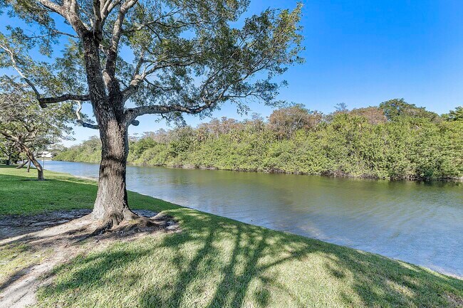 Building Photo - 2678 Carambola Cir N