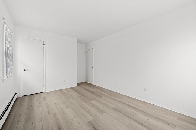 Building Photo - 64 Isabella Ave