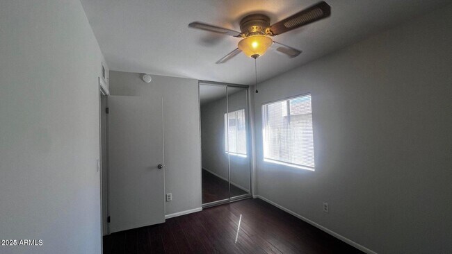 Building Photo - 3337 S Parkside Dr